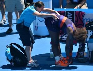 Serena Williams recebe atendimento após sentir dores nas costas (Foto: AFP)