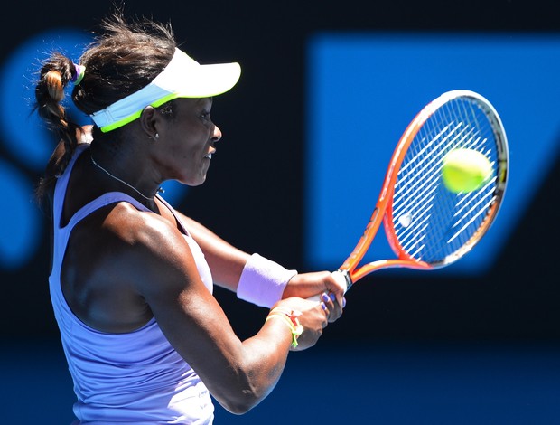 Sloane Stephens dispara um backhand contra Serena Williams (Foto: AFP)