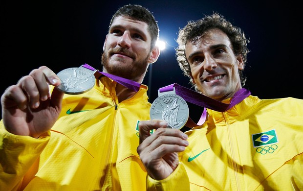 Alison e Emanuel medalha de prata vôlei de praia olimpíadas 2012 (Foto: Reuters)