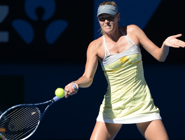 Maria Sharapova solta o braço para vencer o ponto contra Makarova (Foto: AFP)