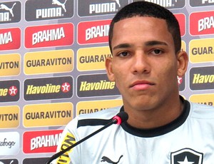 Gilberto na entrevista do Botafogo (Foto: Fred Huber)