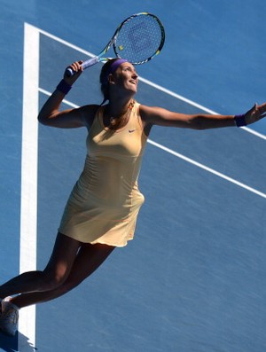 Victoria Azarenka saca na vitória sobre Elena Vesnina (Foto: Getty Images)