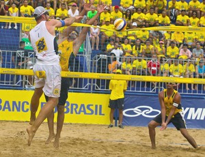 Vôlei de praia Alison, Ricardo e Pedro Cunha (Foto: Laudemir Nogueira / CBV)