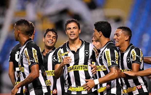 Bolívar comemora gol do Botafogo contra o Duque de Caxias (Foto: Wagner Meier / Agif)