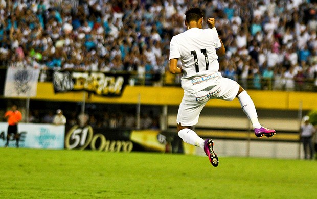 Neymar comemora gol do Santos contra o São Bernardo (Foto: Ag. Estado)