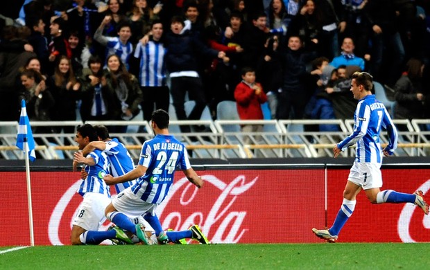 Real Sociedad comemora gol sobre o Barcelona (Foto: AFP)