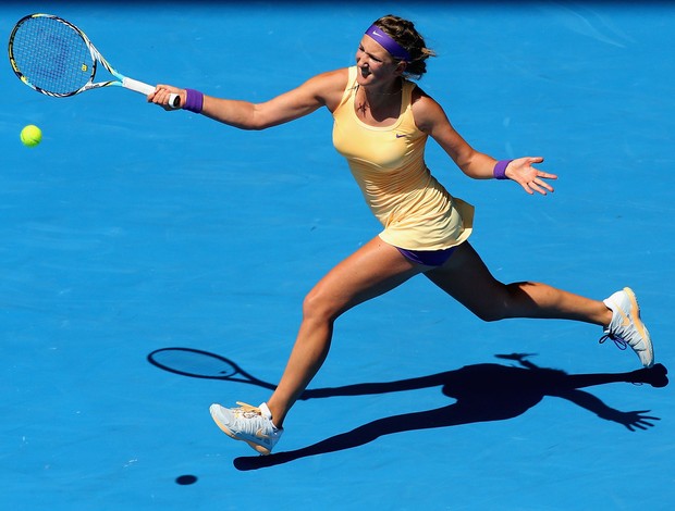 Victoria Azarenka se esforça para aplicar um forehand contra Hampton (Foto: Getty Images)