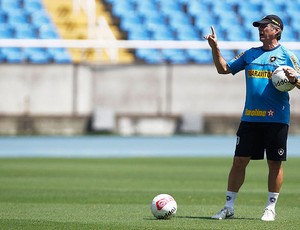 Oswaldo de Oliveira no treino do Botafogo (Foto: Wagner Meier / Agif)