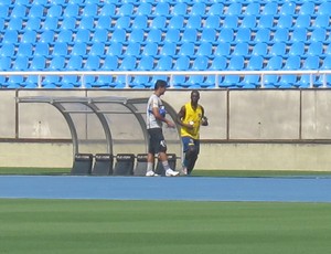 Seedorf e o preparador físico Leandro Cardoso (Foto: Thales Soares)