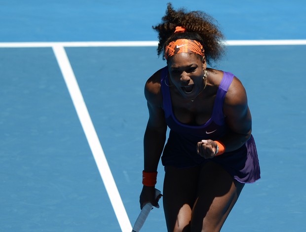 Serena Williams vibra após ganhar um ponto sobre Ayumi Morita (Foto: AFP)