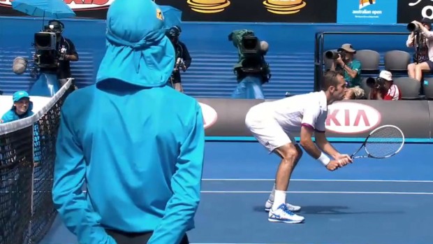 Stepanek vira bumbum contra Djokovic aberto da australia (Foto: Reprodução / YouTube)