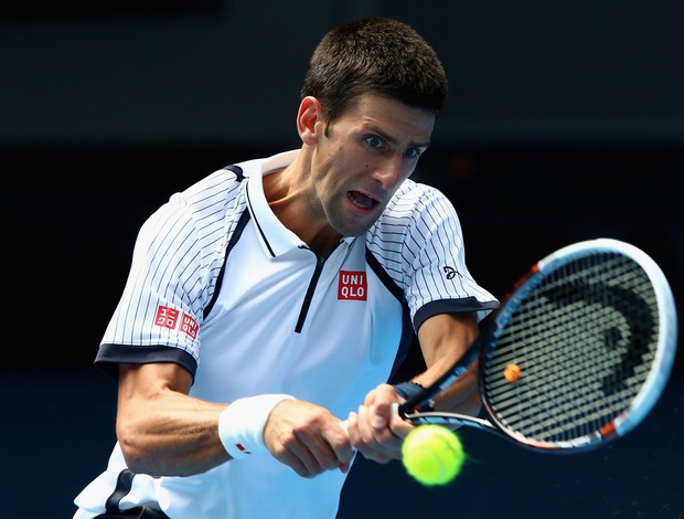 Djokovic se defende com um backhand (Foto: Getty Images)