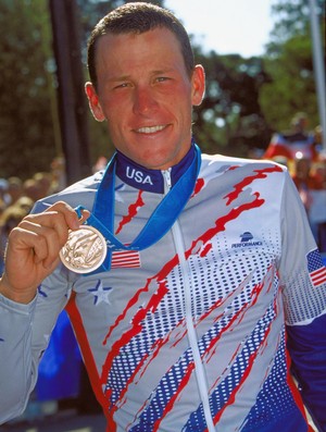 Lance Armstrong exibe a medalha de bronze conquistada em Sydney 2000 (Foto: Getty Images)