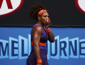 Serena Williams acerta a raquete na boca no Aberto da Austrália (Foto: Reuters)