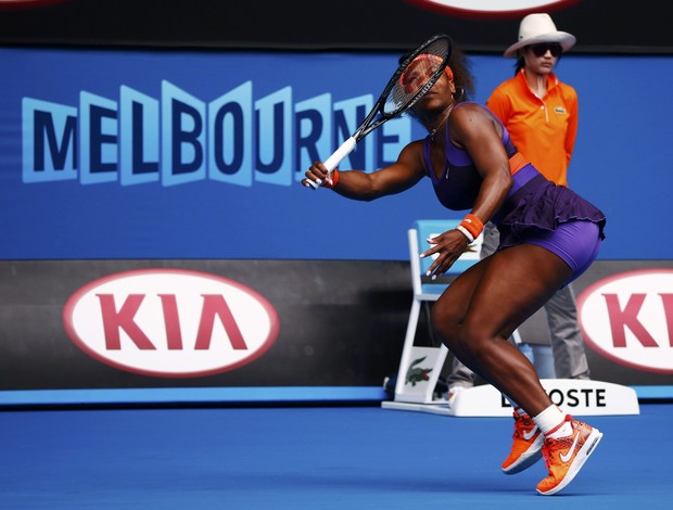 Serena Williams acerta a raquete na boca no Aberto da Austrália (Foto: Reuters)