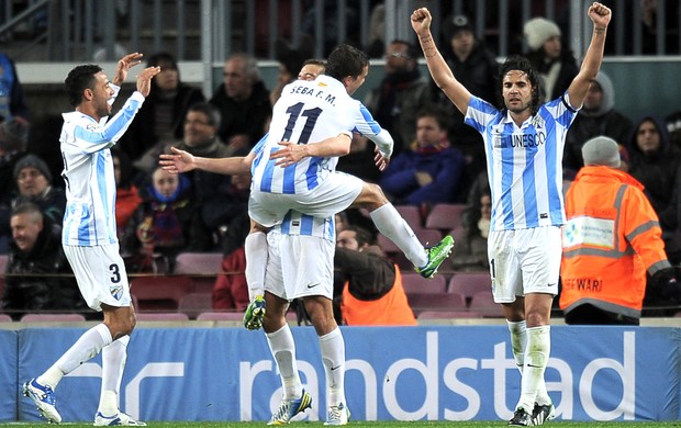 Comemoração do Malaga contra o Barcelona (Foto: Agência AFP)