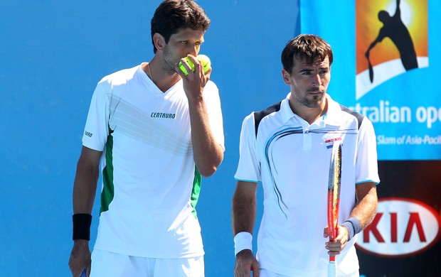 Marcelo Melo e Ivan Dodig conversam durante a estreia no Aberto da Austrália (Foto: Getty Images)