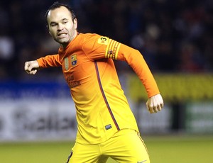 Iniesta, Alaves e Barcelona (Foto: Agência AFP)