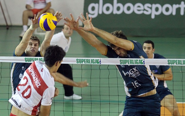 Florianópolis para no bloqueio do Rio de Janeiro, na Superliga (Foto: Wander Roberto, Divulgação / Inovafoto)