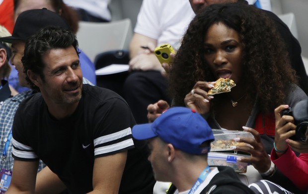 Serena Williams assiste à estreia da irmã Venus no Aberto da Austrália (Foto: AP)