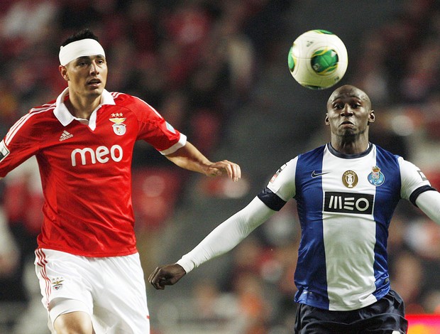 Cardozo do Benfica e Eliaquim Mangala do Porto (Foto: EFE)