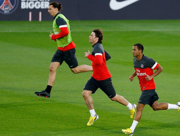 Lucas e Ibrahimovic no treino do PSG (Foto: Reuters)