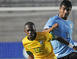 Fred Brasil x Uruguai sub-20 (Foto: AP)