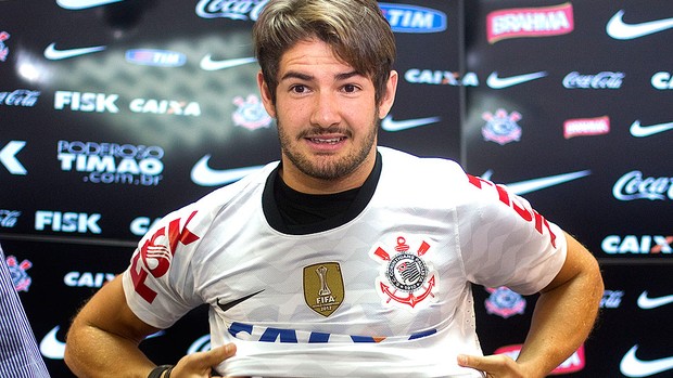 Alexandre Pato apresentação Corinthians (Foto: Andre Penner / AP)