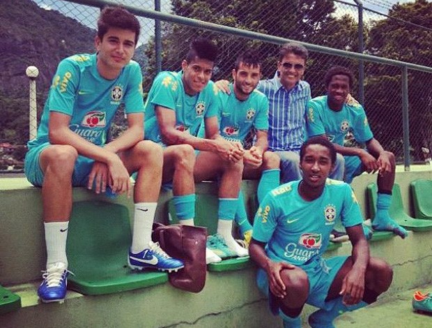 Bebeto e Matheus com jogadores na seleção sub 20 (Foto: Reprodução / Instagram)