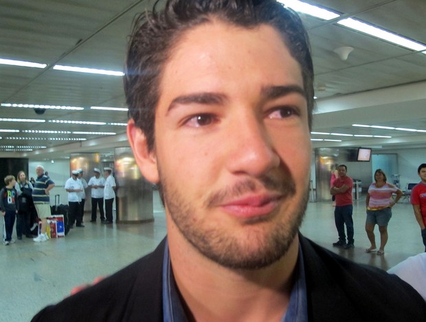 alexandre pato corinthians desembarque (Foto: Diego Ribeiro / Globoesporte.com)