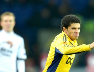 Taison comemora gol do Metalist contra o Rosenborg (Foto: Agência AFP)