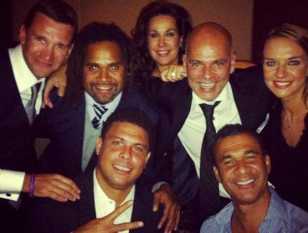 Apresentadora da festa de gala da Fifa fotografa momento com Ronaldo (Foto: Reprodução / Instagram)