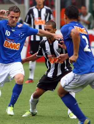 Meia Montillo, do Cruzeiro, no clássico com o Atlético-MG (Foto: Denilton Dias/ Vipcomm)