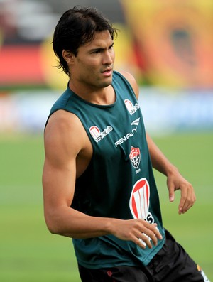 pedro ken, meio-campo do vitória (Foto: Felipe Oliveira/EC Vitória/Divulgação)