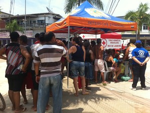 Moradores fazem cadastro em Xerém (Foto: Isabella Marinho/ G1 Rio)