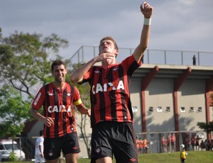 Zagueiro Léo Pereira, joia do Atlético-PR (Foto: Divulgação/Site oficial do Atlético-PR)