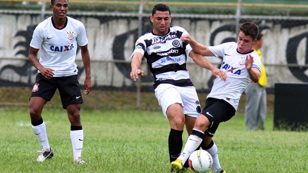 lance de corinthians e XV de piracicaba copa são paulo junior (Foto: Fernando Calzzani / Agências Estado)