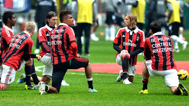 Milan com camisa contra o Racismo (Foto: Agência AFP)