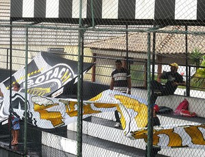 Faixa torcida Botafogo treino (Foto: Thales Soares / Globoesporte.com)