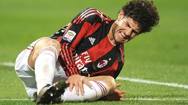 Alexandre Pato sofre lesão pelo Milan contra o Palermo (Foto: AFP)