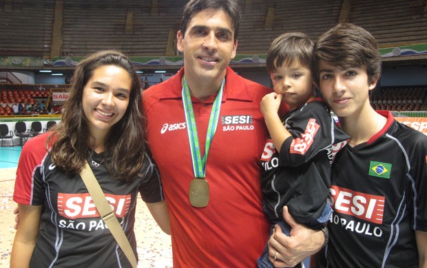 Giovane com os filhos Giulia, Tiago (no colo) e Gianmarco  (Foto: Danielle Rocha / Globoesporte.com)