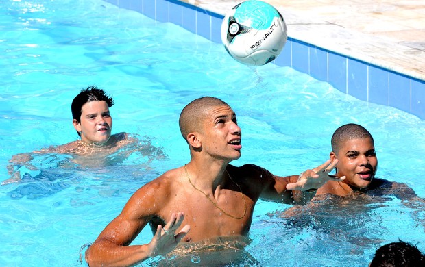 Dória zagueiro Botafogo piscina (Foto: André Durão / Globoesporte.com)