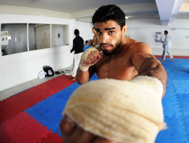 Thiago Tavares se prepara para enfrentar russo e relembra do começo da carreira (Foto: Savio Hermano / globoesporte.com)