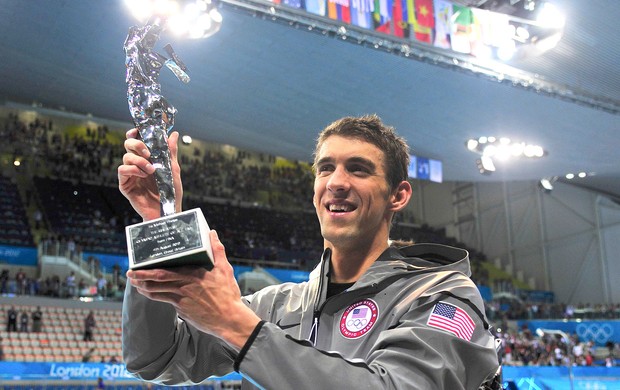 Michael Phelps recebe troféu de maior atleta olímpico (Foto: Reuters)