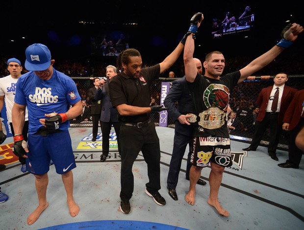 Cain Velásquez recebe o cinturão após vencer Junior Cigano (Foto: Getty Images)