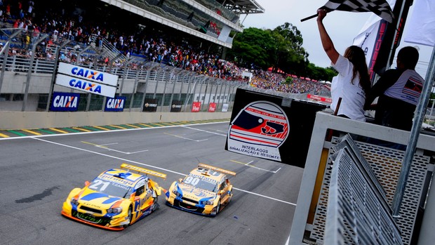 Thiago Camilo e Ricardo Maurício fazem uma chegada apertada na Corrida do Milhão 2012 (Foto: Duda Bairros / Stock Car)