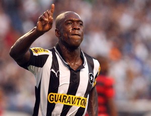 seedorf Botafogo x Atlético-GO (Foto: Marcelo Santos/AGIF)