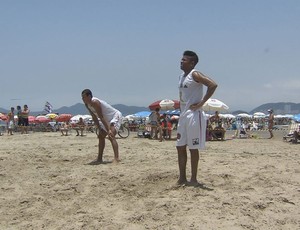 Robinho, praia de Santos (Foto: Reprodução / TV Tribuna)