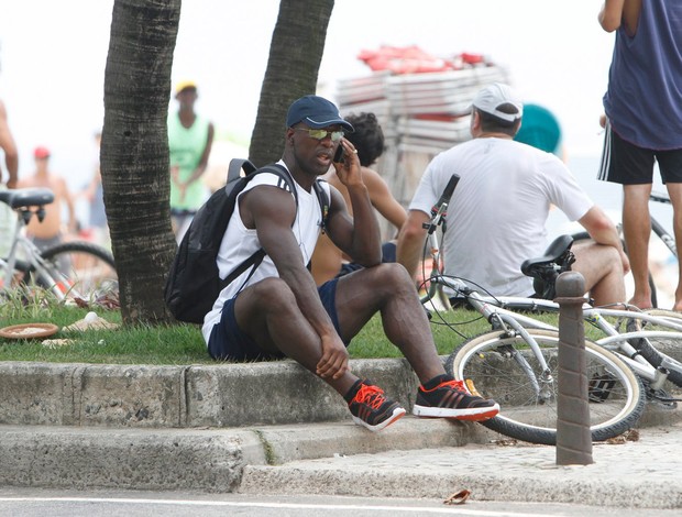 seedorf Botafogo bicicleta pedalando (Foto: Gil Rodrigues/FotoRio News)