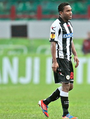 Willians na partida do Udinese contra o Anzhi (Foto: AP)